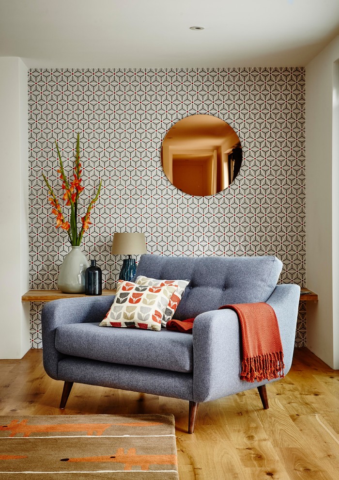 Ispirazione per un soggiorno moderno di medie dimensioni con pareti grigie e pavimento marrone