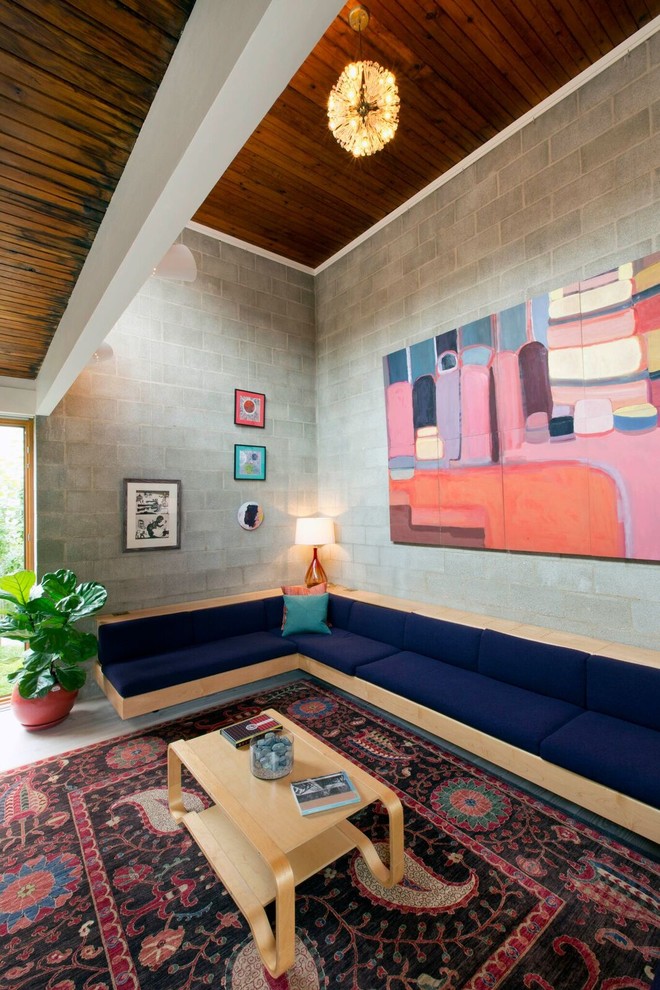 Mittelgroßes, Offenes Modernes Musikzimmer ohne Kamin mit grauer Wandfarbe und hellem Holzboden in Boston