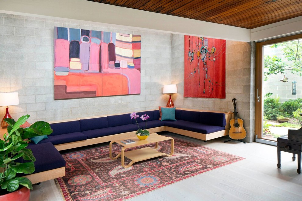 Foto på ett mellanstort funkis allrum med öppen planlösning, med ett musikrum, grå väggar och ljust trägolv