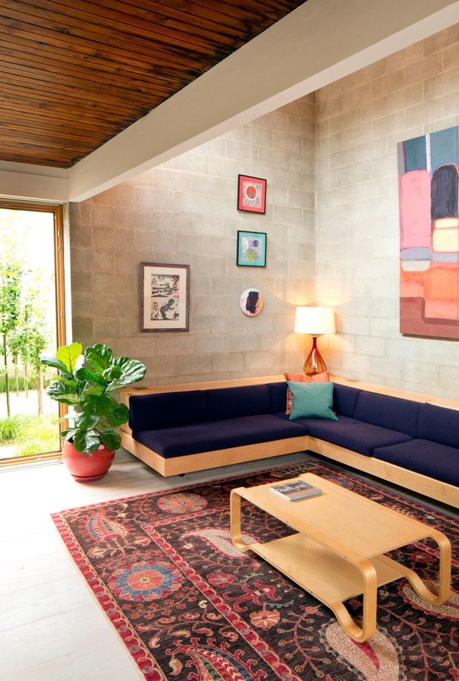 Идея дизайна: открытая гостиная комната среднего размера в современном стиле с музыкальной комнатой, серыми стенами и светлым паркетным полом без камина