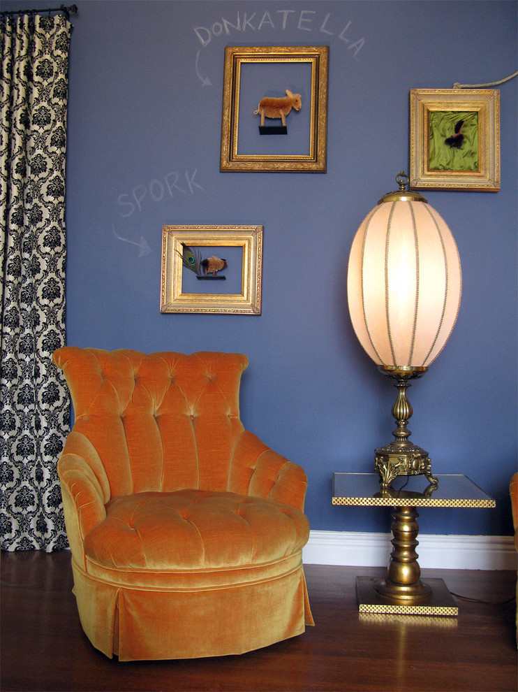 Foto på ett mellanstort eklektiskt separat vardagsrum, med ett finrum, blå väggar, mellanmörkt trägolv, en standard öppen spis, en spiselkrans i gips och beiget golv