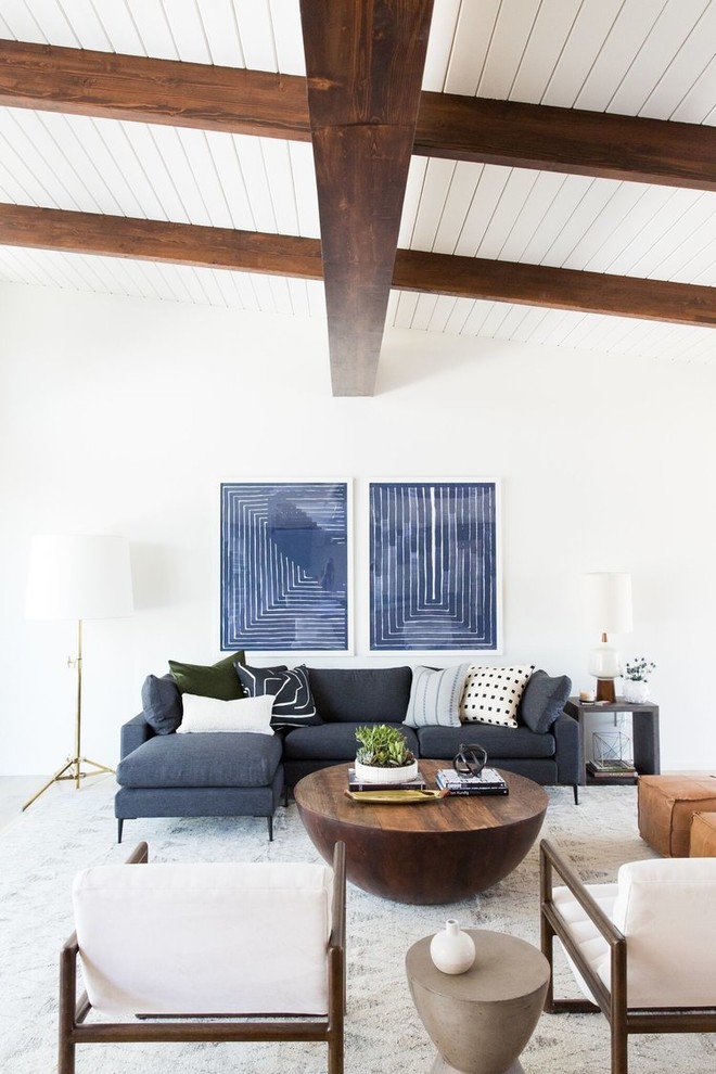 Ispirazione per un soggiorno minimalista di medie dimensioni e aperto con pareti bianche e pavimento in legno massello medio