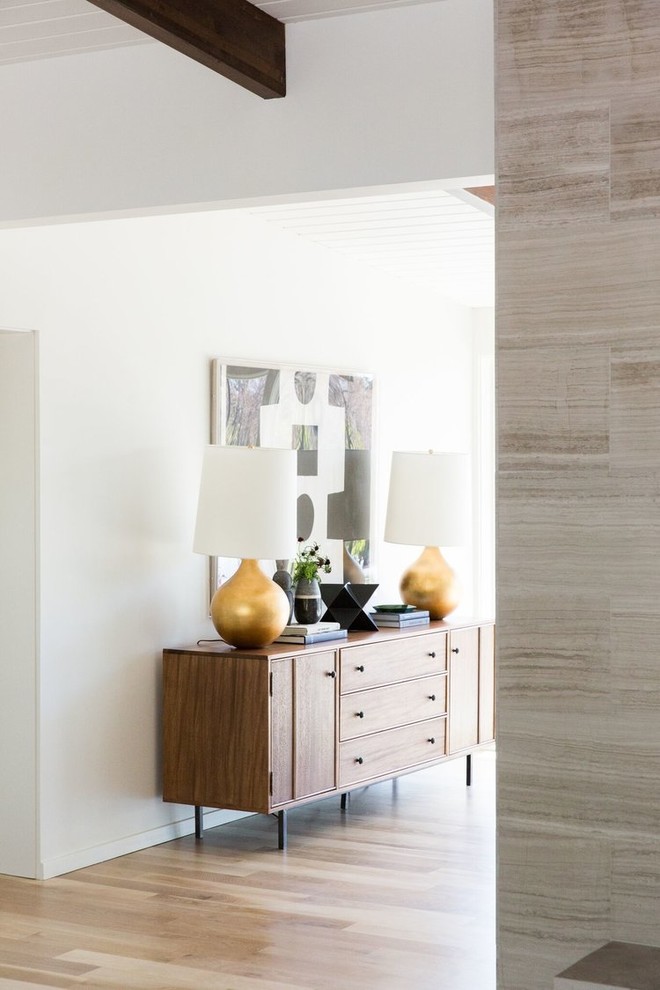 Diseño de salón abierto vintage de tamaño medio con paredes blancas y suelo de madera en tonos medios