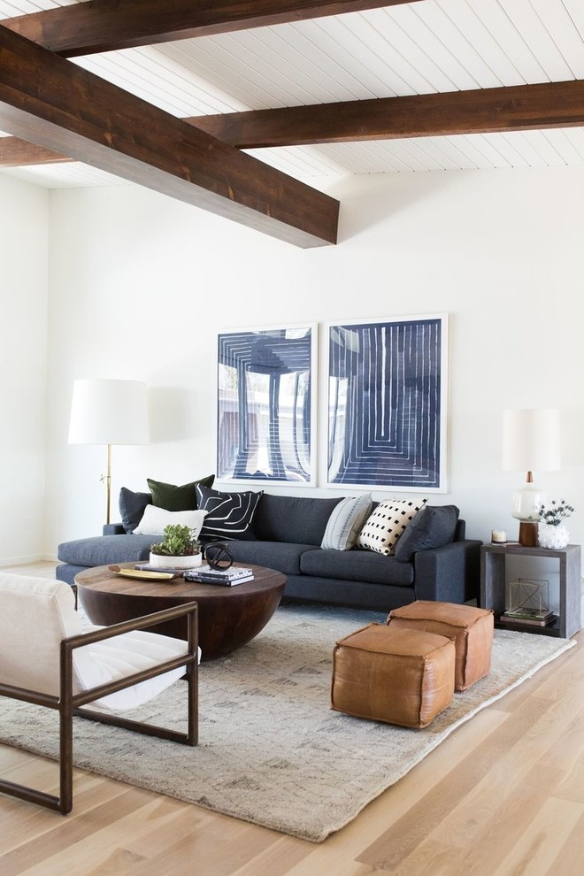 Esempio di un soggiorno minimalista di medie dimensioni e aperto con pareti bianche e pavimento in legno massello medio