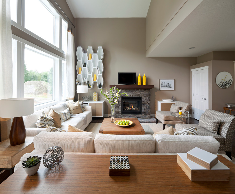 Klassisches Wohnzimmer mit Kaminumrandung aus Stein und freistehendem TV in Vancouver