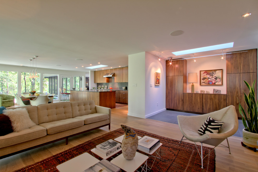 Esempio di un soggiorno minimalista di medie dimensioni e aperto con pareti bianche, parquet chiaro, nessuna TV e pavimento beige