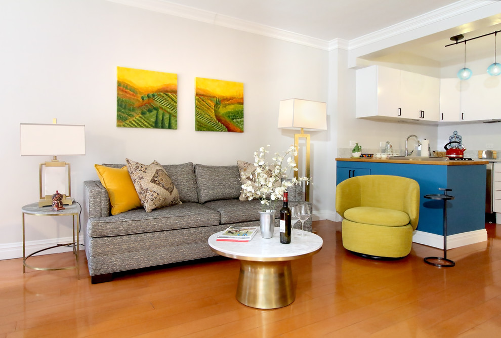 Свежая идея для дизайна: маленькая открытая гостиная комната в стиле ретро с серыми стенами, паркетным полом среднего тона, телевизором на стене и коричневым полом для на участке и в саду - отличное фото интерьера