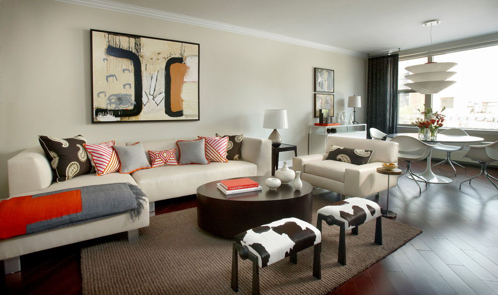 Esempio di un soggiorno contemporaneo aperto con pareti beige, parquet scuro e nessuna TV