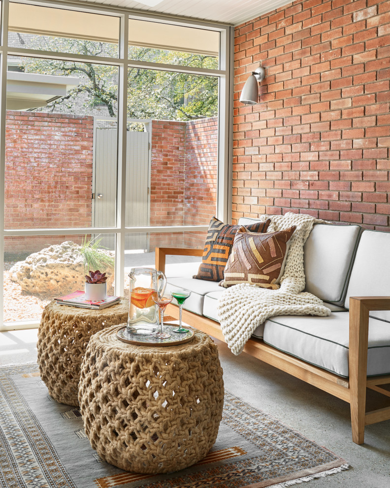 Esempio di un piccolo soggiorno minimalista aperto con pareti arancioni, moquette, nessuna TV e pavimento grigio