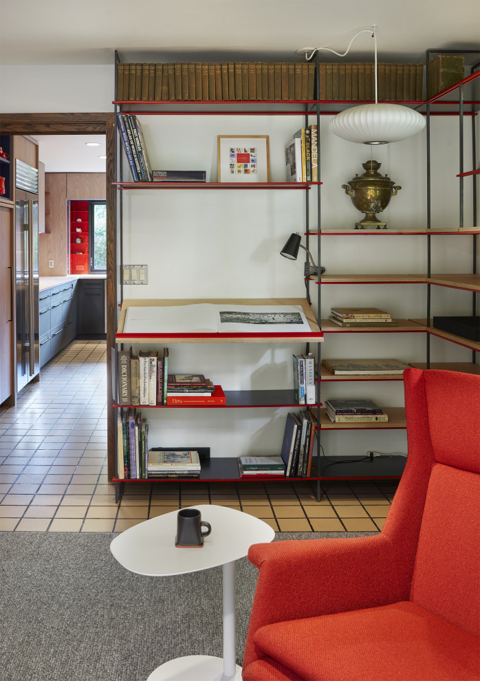 Diseño de biblioteca en casa tipo loft vintage de tamaño medio con paredes marrones, moqueta y suelo beige
