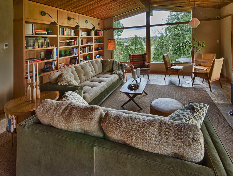 Immagine di un soggiorno minimalista con libreria e pareti beige