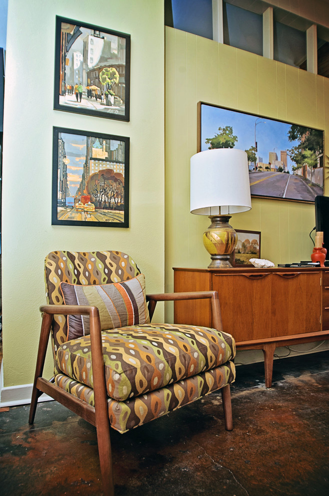 Cette image montre un salon vintage de taille moyenne et ouvert avec un mur vert, sol en béton ciré, un manteau de cheminée en brique et un téléviseur indépendant.