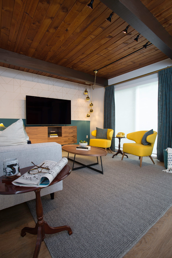 На фото: открытая гостиная комната среднего размера в стиле ретро с серыми стенами, паркетным полом среднего тона, отдельно стоящим телевизором и коричневым полом без камина