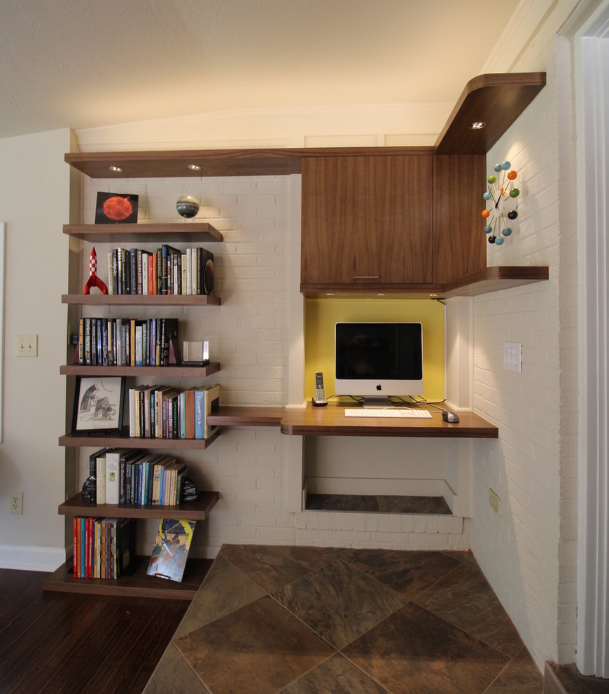 Ejemplo de salón cerrado vintage de tamaño medio con paredes blancas, suelo de madera oscura y televisor colgado en la pared