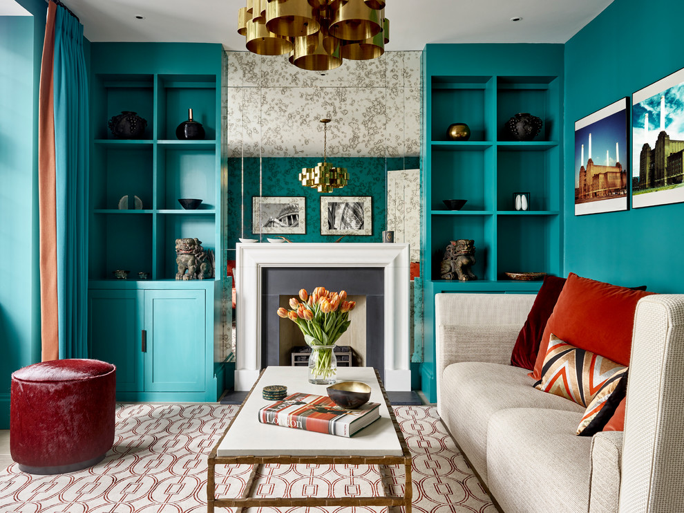Пример оригинального дизайна: открытая гостиная комната в современном стиле с синими стенами, ковровым покрытием, стандартным камином и разноцветным полом без телевизора