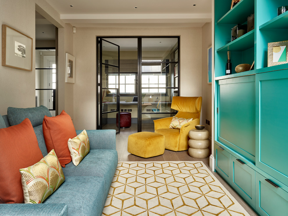 Eklektisches Wohnzimmer ohne Kamin mit beiger Wandfarbe und buntem Boden in Sonstige