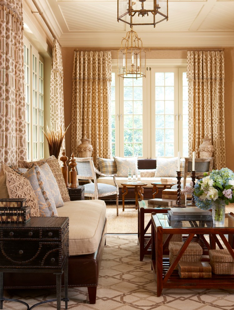 Idee per un grande soggiorno classico aperto con pareti beige e pavimento beige