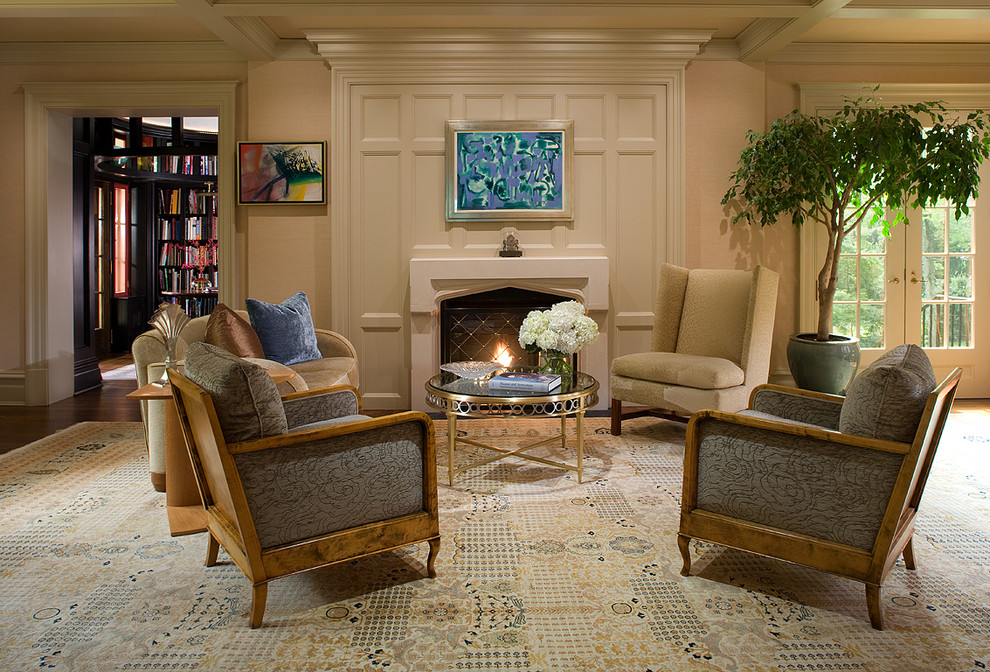 Repräsentatives, Fernseherloses, Offenes Klassisches Wohnzimmer mit beiger Wandfarbe und Kamin in New York
