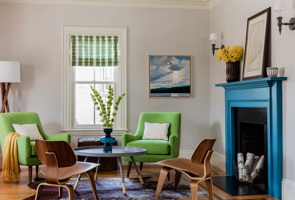Mittelgroßes, Abgetrenntes, Repräsentatives, Fernseherloses Klassisches Wohnzimmer mit grauer Wandfarbe, braunem Holzboden, Kamin und braunem Boden in Boston