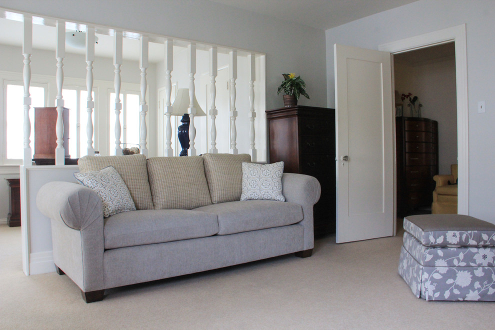 Imagen de salón abierto clásico renovado pequeño con paredes grises, moqueta y televisor independiente