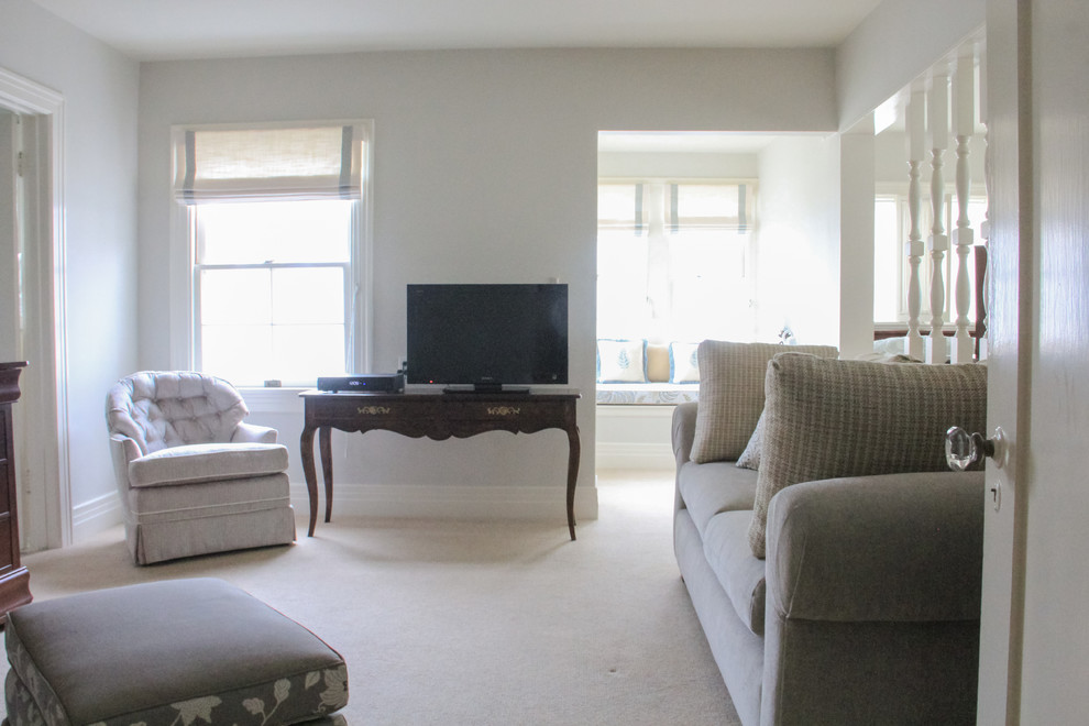 Esempio di un piccolo soggiorno classico aperto con pareti grigie, moquette e TV autoportante