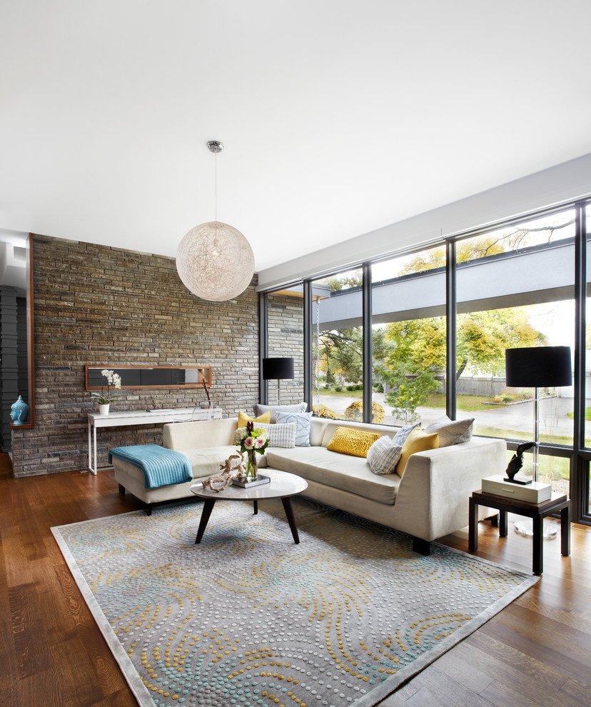 Immagine di un soggiorno moderno con sala formale, pavimento in legno massello medio e tappeto
