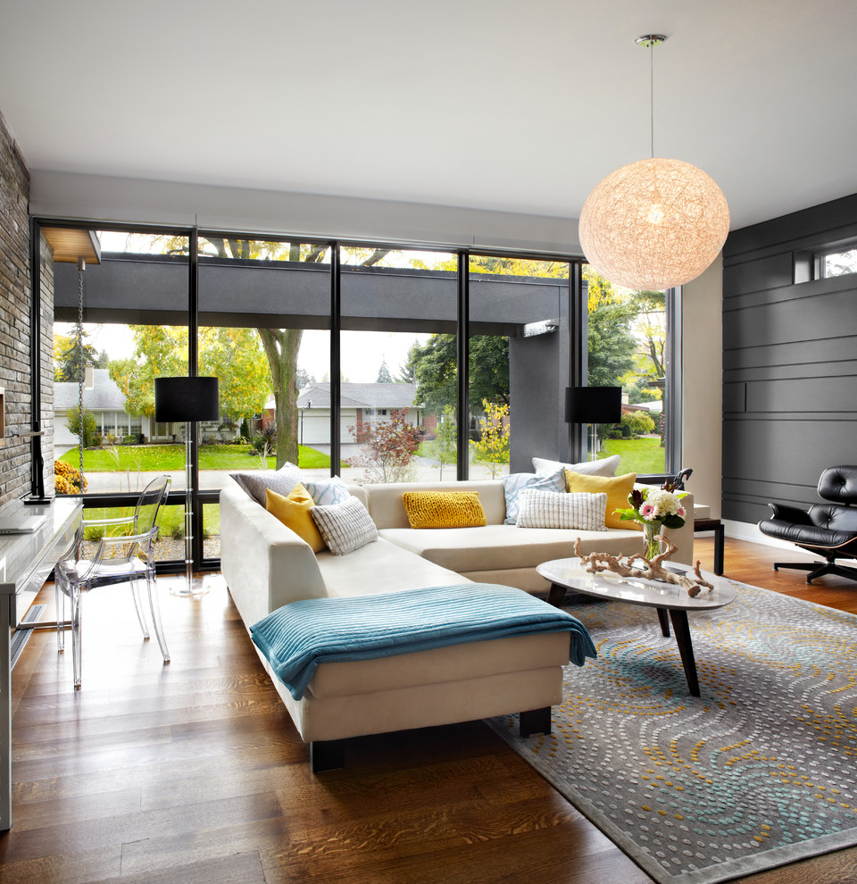 Ispirazione per un soggiorno design con sala formale, pareti multicolore e pavimento in legno massello medio