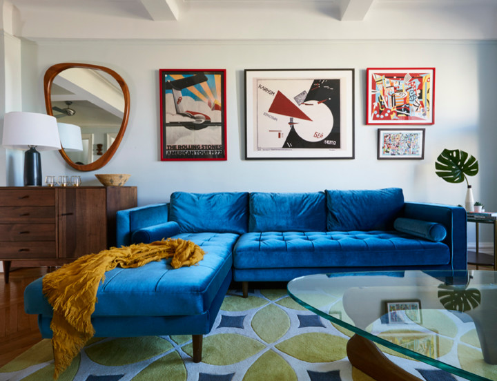 Идея дизайна: изолированная гостиная комната среднего размера в стиле ретро с синими стенами, паркетным полом среднего тона, коричневым полом и отдельно стоящим телевизором