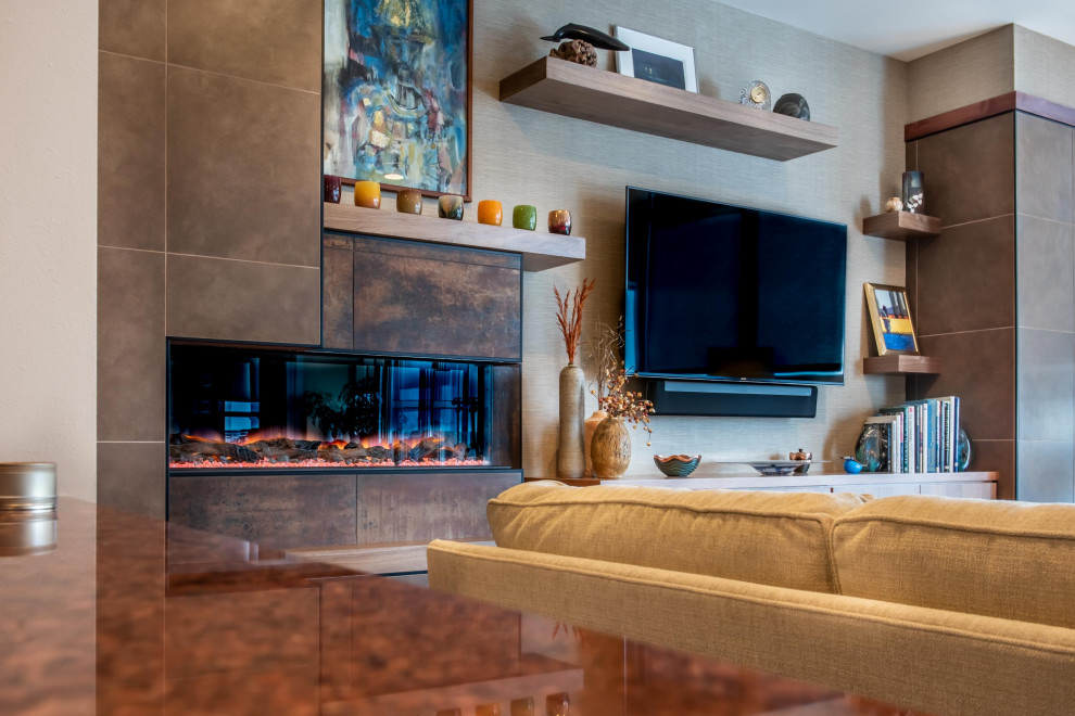 Kleines, Abgetrenntes Retro Wohnzimmer mit beiger Wandfarbe, hellem Holzboden, Gaskamin, gefliester Kaminumrandung und TV-Wand in Sonstige