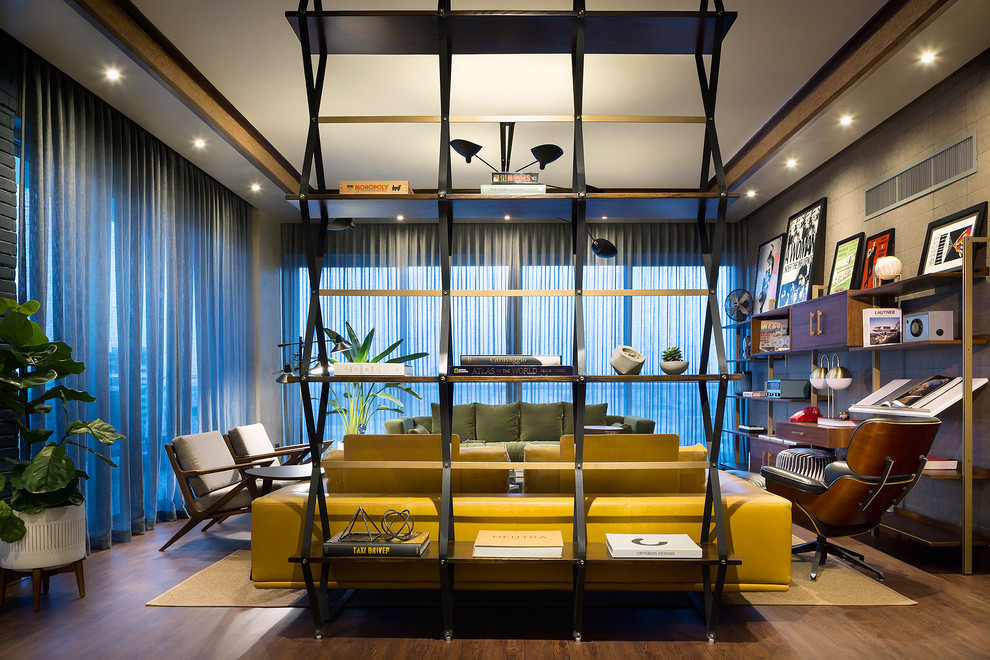 Идея дизайна: двухуровневая гостиная комната среднего размера в стиле ретро с синими стенами, полом из ламината, фасадом камина из кирпича и коричневым полом без камина, телевизора