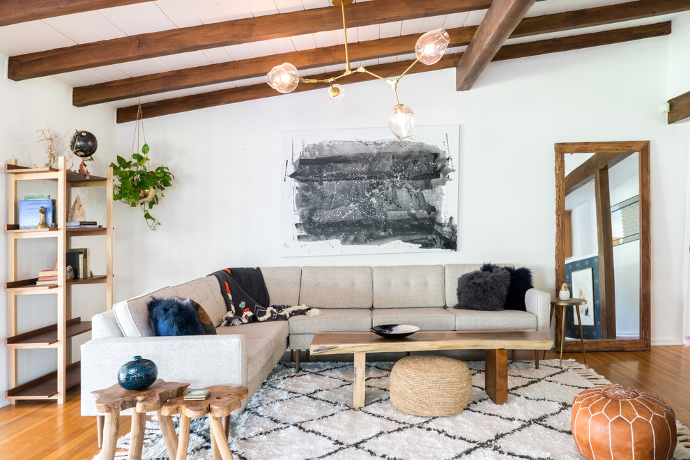 Idee per un grande soggiorno moderno aperto con pareti bianche, pavimento in legno massello medio, pavimento marrone e camino bifacciale