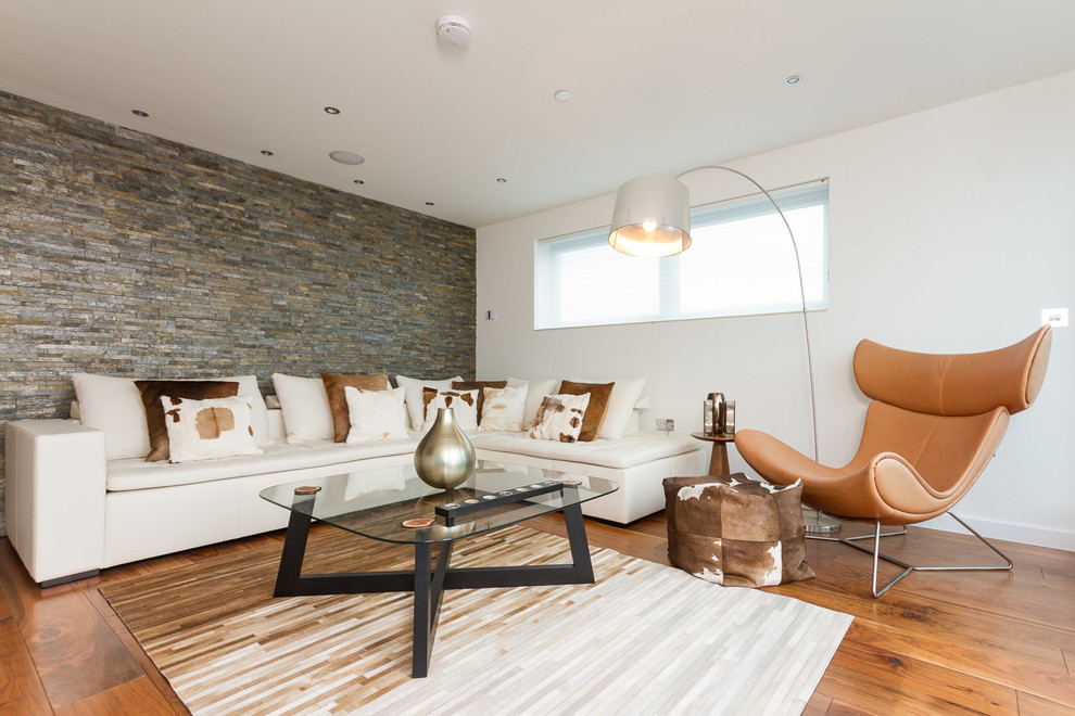 Ejemplo de salón retro con paredes blancas, suelo de madera en tonos medios y piedra