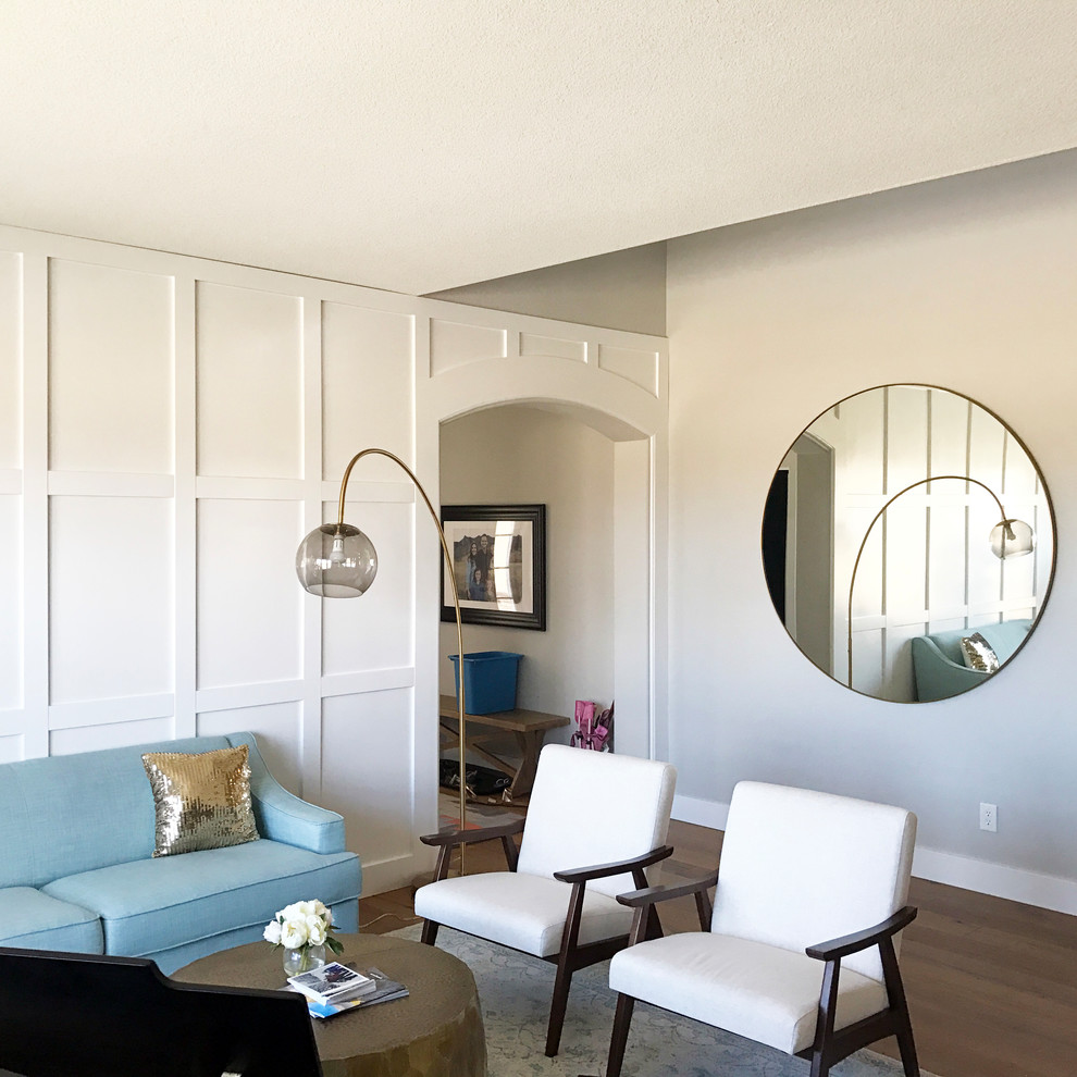Foto de salón con rincón musical abierto retro de tamaño medio sin chimenea y televisor con paredes blancas y suelo de madera clara