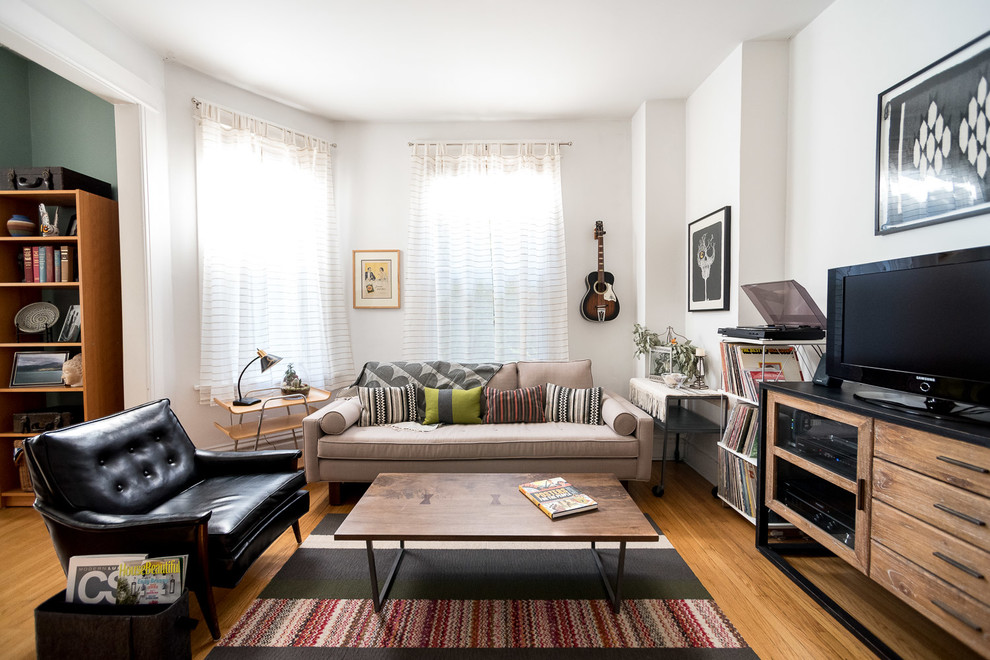 Cette photo montre un salon rétro de taille moyenne et ouvert avec un mur blanc, un sol en bois brun et un téléviseur indépendant.