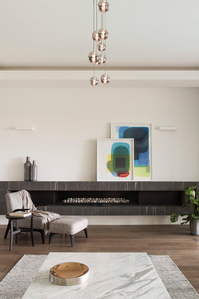 Идея дизайна: гостиная комната в стиле ретро с горизонтальным камином