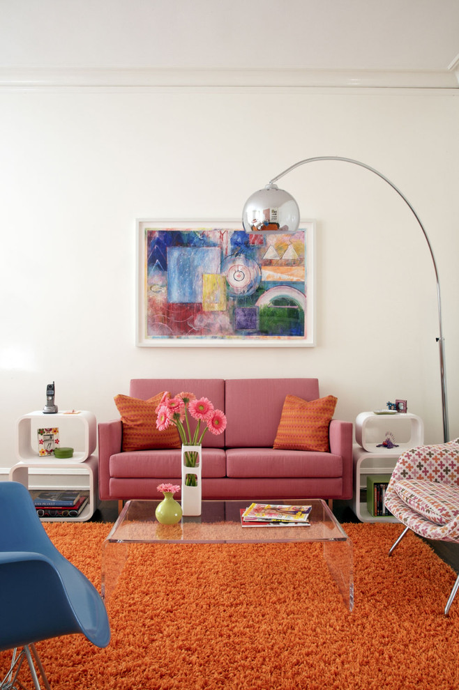 Foto di un soggiorno minimalista con pareti bianche e tappeto