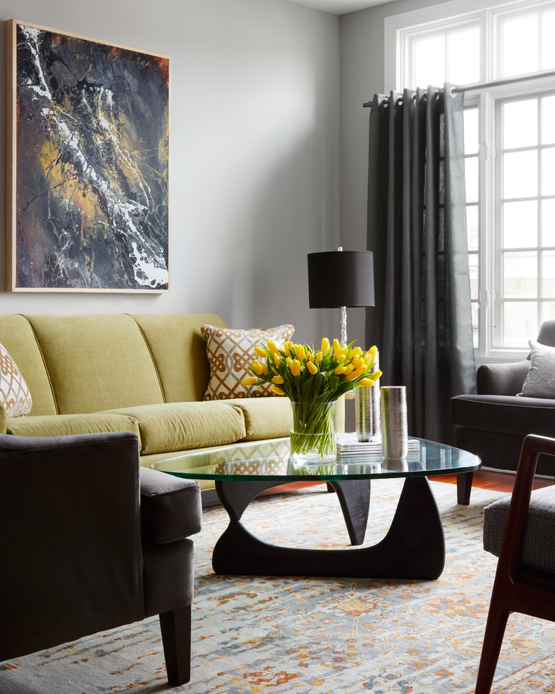 Foto di un soggiorno minimalista aperto con pareti grigie e pavimento in legno massello medio