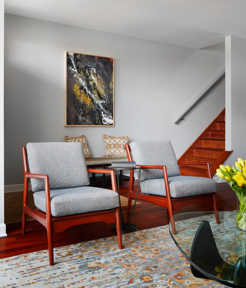 Ispirazione per un soggiorno moderno aperto con pareti grigie e pavimento in legno massello medio