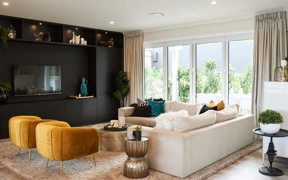 Esempio di un soggiorno minimalista con sala formale, pareti grigie, parquet chiaro, TV a parete e pavimento beige