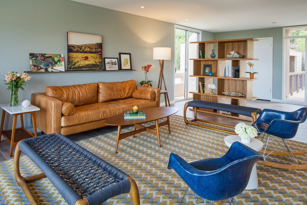 Esempio di un soggiorno moderno aperto e di medie dimensioni con nessuna TV, pavimento in gres porcellanato, pareti verdi e tappeto