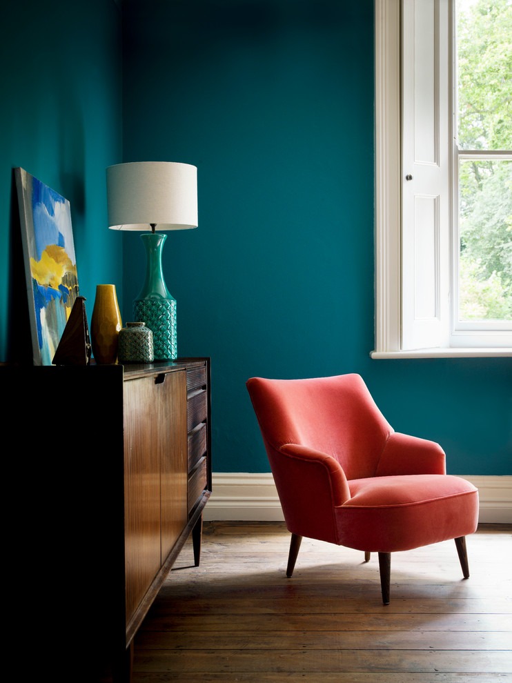 Foto de salón abierto vintage pequeño sin chimenea y televisor con paredes azules y suelo de madera en tonos medios