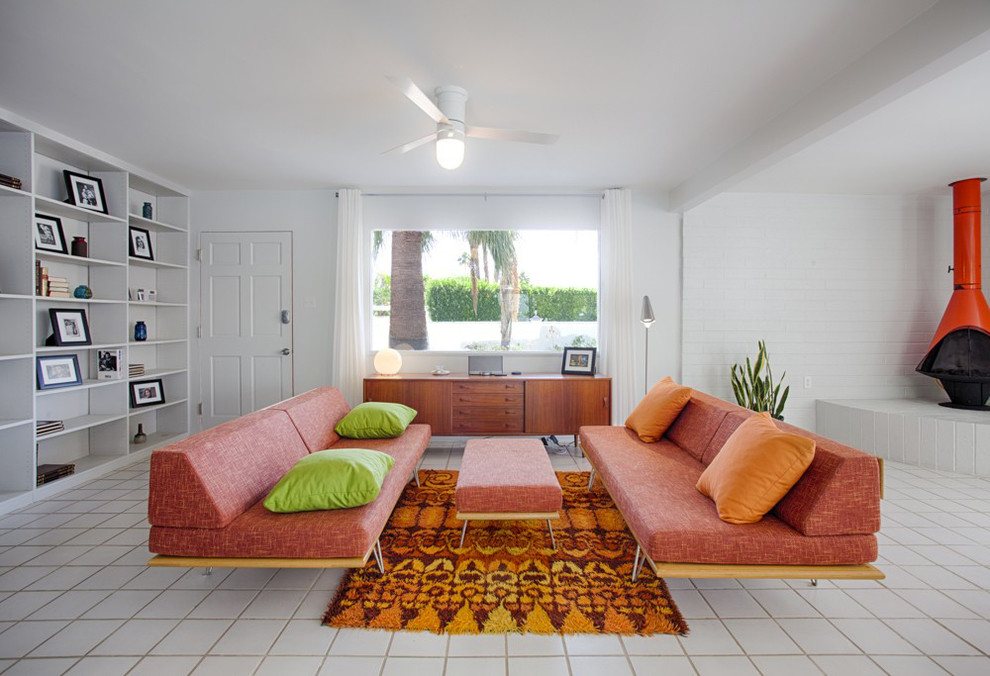 Immagine di un soggiorno moderno di medie dimensioni con cornice del camino in metallo, pareti bianche e stufa a legna