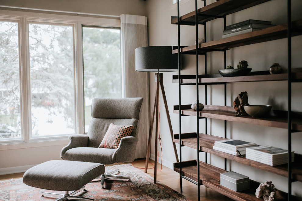 Immagine di un soggiorno minimalista aperto con pareti beige e parquet chiaro