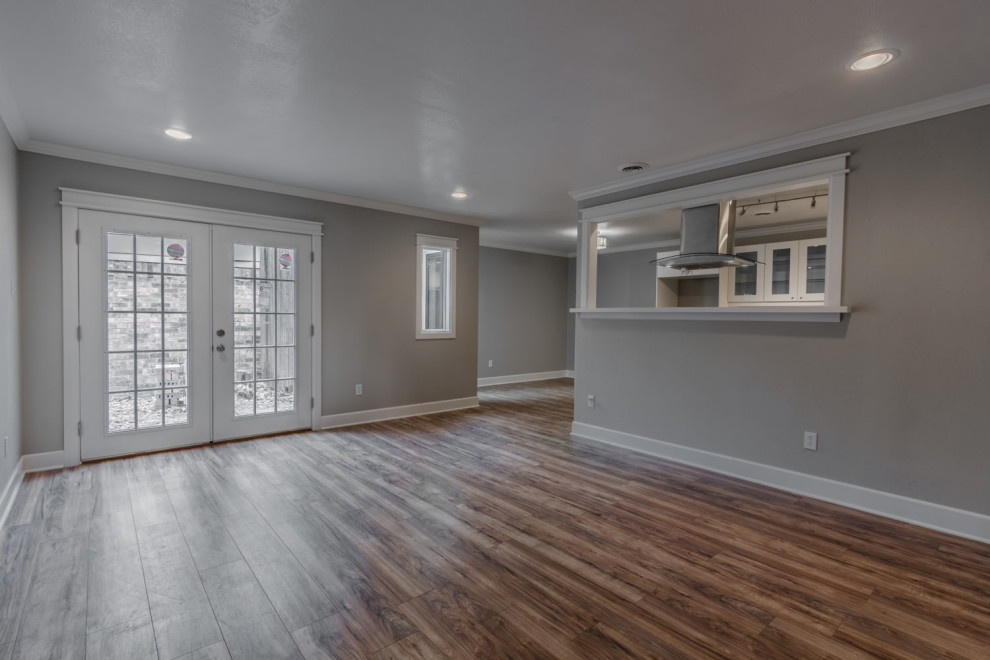Идея дизайна: открытая гостиная комната среднего размера в стиле ретро с серыми стенами, полом из ламината, коричневым полом и многоуровневым потолком