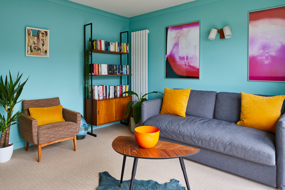 Idéer för att renovera ett retro vardagsrum, med ett bibliotek, blå väggar, heltäckningsmatta och beiget golv