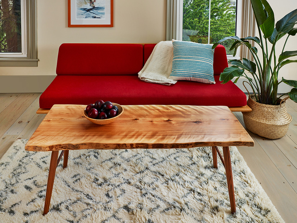 Ejemplo de salón para visitas abierto escandinavo de tamaño medio sin chimenea y televisor con paredes beige, suelo de madera clara y suelo beige