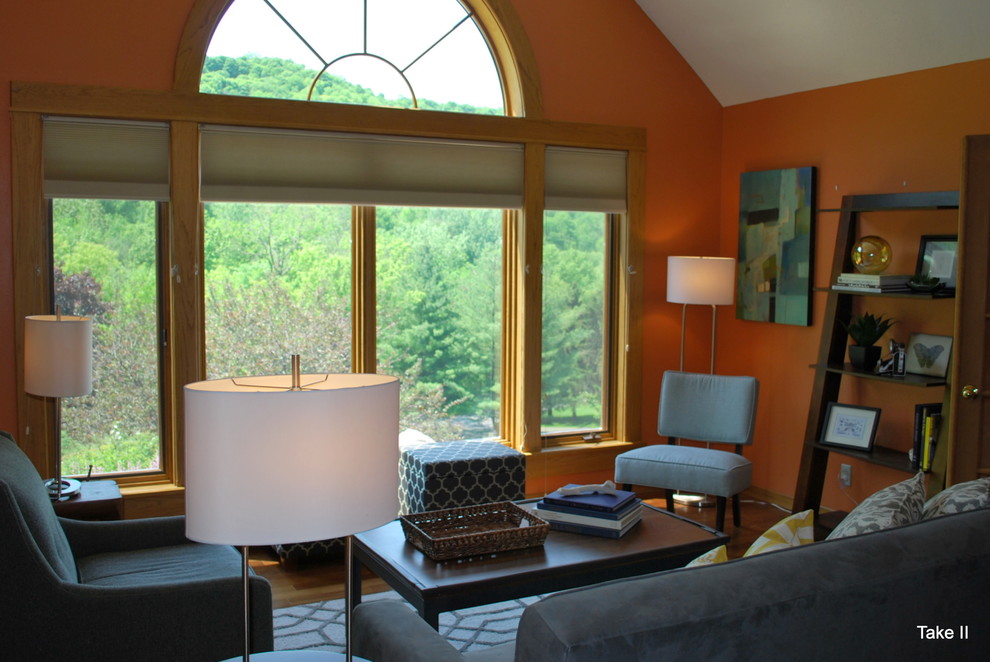Ispirazione per un soggiorno moderno di medie dimensioni e chiuso con pareti arancioni, parquet chiaro, nessun camino e nessuna TV