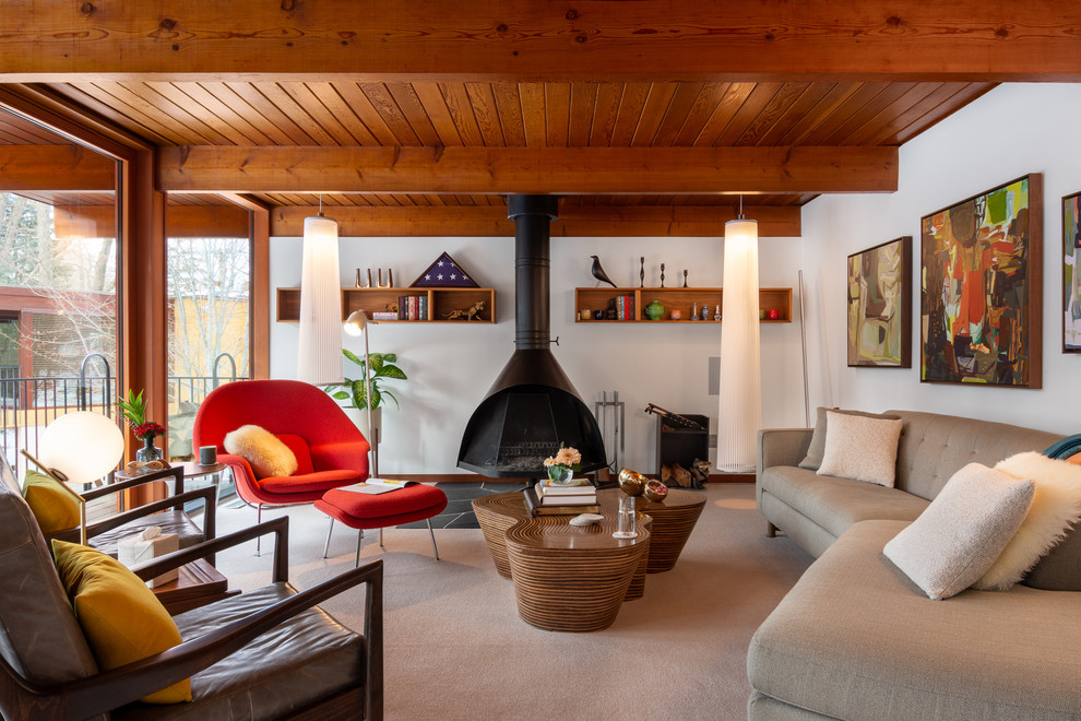 Idee per un soggiorno moderno di medie dimensioni con pareti bianche, moquette, stufa a legna e pavimento grigio