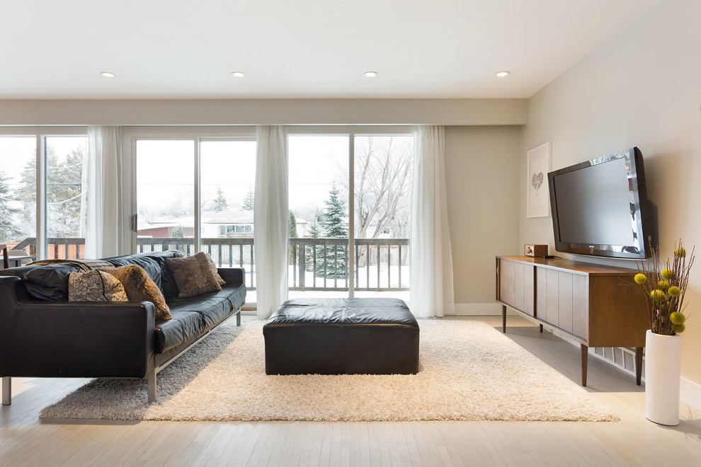 Свежая идея для дизайна: открытая гостиная комната среднего размера в стиле ретро с серыми стенами, светлым паркетным полом и телевизором на стене - отличное фото интерьера