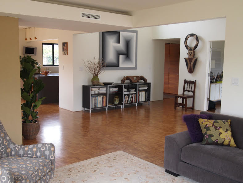 На фото: открытая, парадная гостиная комната среднего размера в стиле ретро с белыми стенами, светлым паркетным полом и коричневым полом без камина, телевизора с